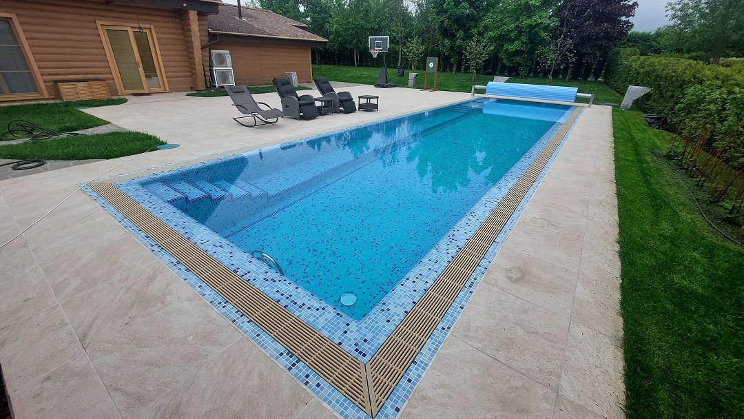 Уличный бассейн с покрывалом