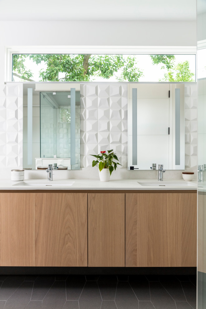 Diseño de cuarto de baño doble y flotante actual con armarios con paneles lisos, puertas de armario de madera oscura, paredes blancas, lavabo bajoencimera, suelo gris y encimeras blancas