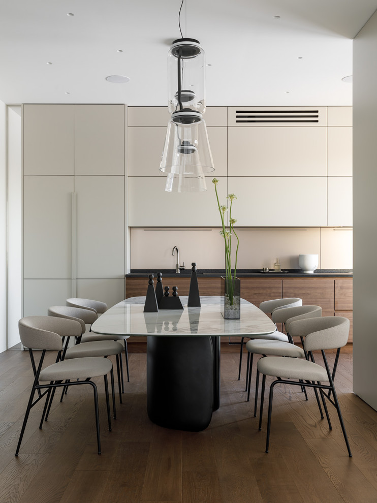 Ispirazione per una grande sala da pranzo design con pareti bianche, pavimento in legno massello medio e pavimento marrone
