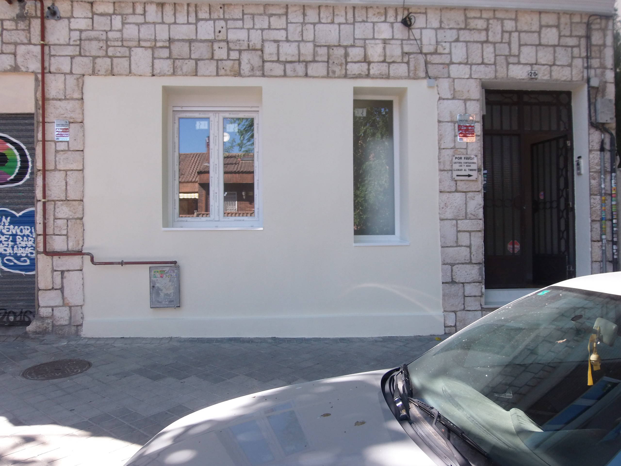 De antiguo y estrecho bar a vivienda cálida y luminosa