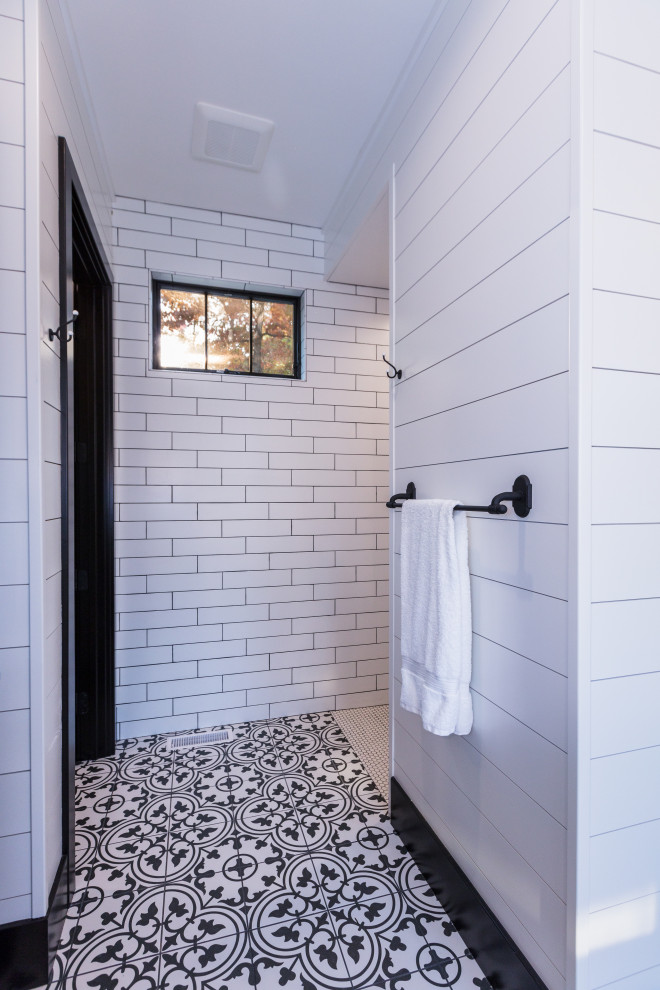 На фото: маленькая ванная комната с душем в нише, белой плиткой, керамогранитной плиткой, белыми стенами, полом из керамогранита, консольной раковиной, стенами из вагонки и открытым душем для на участке и в саду