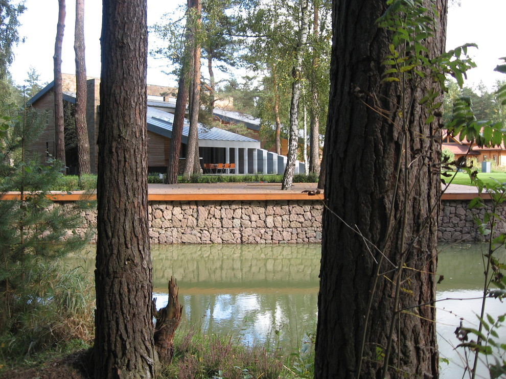 Дом в соснах у пруда