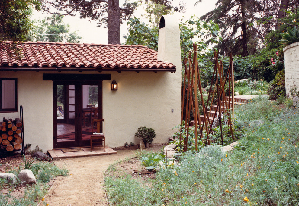 Design ideas for a small mediterranean detached granny flat in Los Angeles.