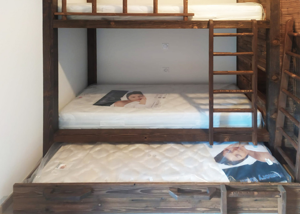 Esempio di una piccola cameretta per bambini da 4 a 10 anni rustica con pareti bianche, pavimento in laminato e pavimento beige