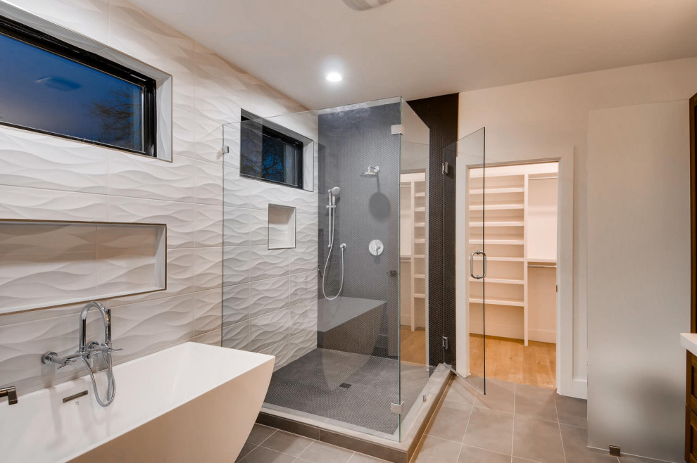 Exempel på ett litet modernt vit vitt en-suite badrum, med släta luckor, skåp i mellenmörkt trä, ett fristående badkar, en hörndusch, en vägghängd toalettstol, vit kakel, porslinskakel, vita väggar, klinkergolv i porslin, ett integrerad handfat, bänkskiva i kvarts, grått golv och dusch med gångjärnsdörr