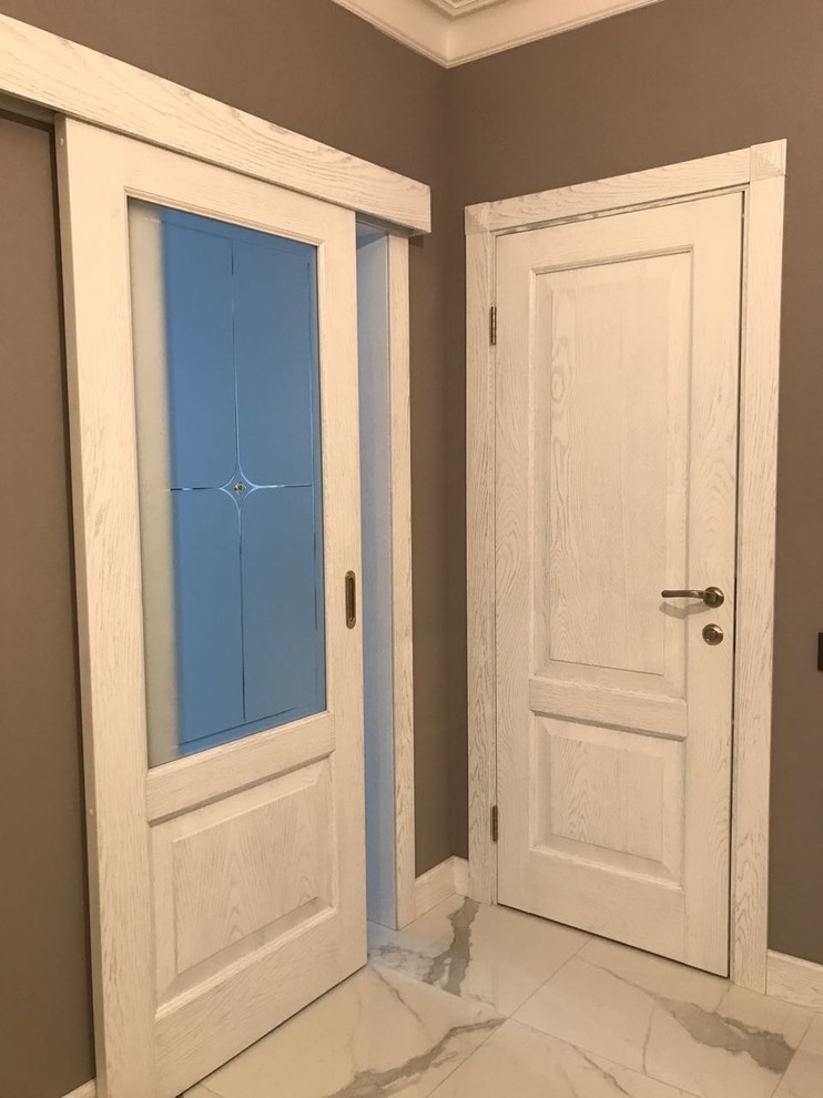 Дверь из массива дуба Belorawood модель Эпир 2 белая дверь с патиной серебо