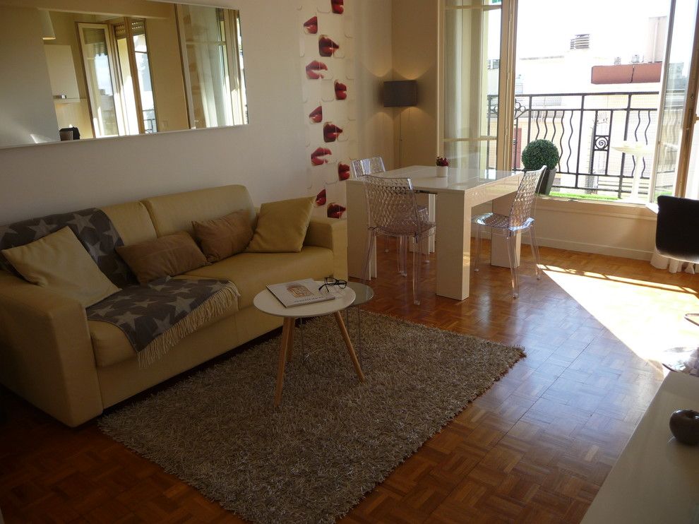 Idée de décoration pour une petite salle à manger ouverte sur le salon design avec un mur blanc, parquet clair et aucune cheminée.