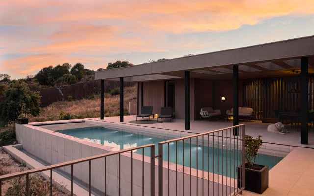 Piscina y terraza con p&eacute;rgola contemporary-pool