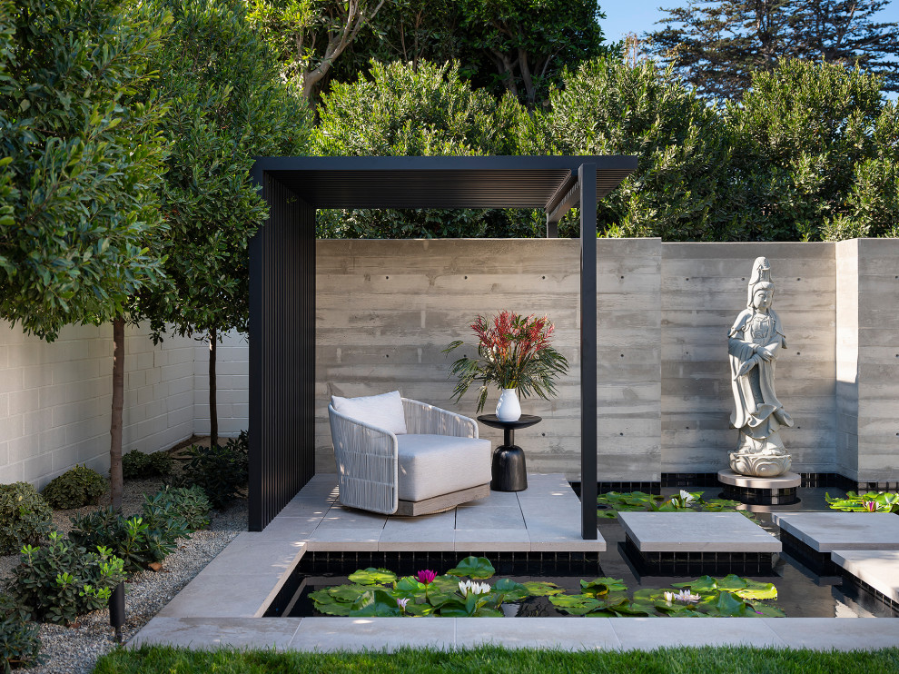 Design ideas for a mid-sized asian garden in Los Angeles.