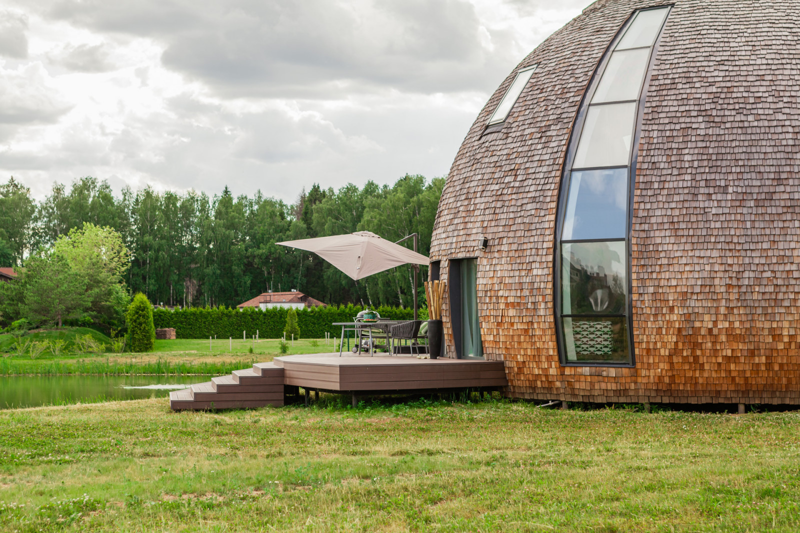 Купольный дом у воды