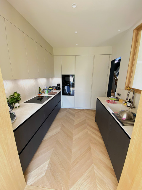 Cuisine en pla&ccedil;age bois et laque mate &agrave; Caen minimalistisch-kueche