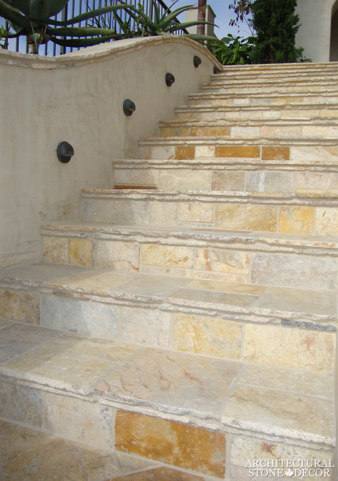 Cette image montre un escalier droit méditerranéen de taille moyenne avec des marches en pierre calcaire et des contremarches en pierre calcaire.