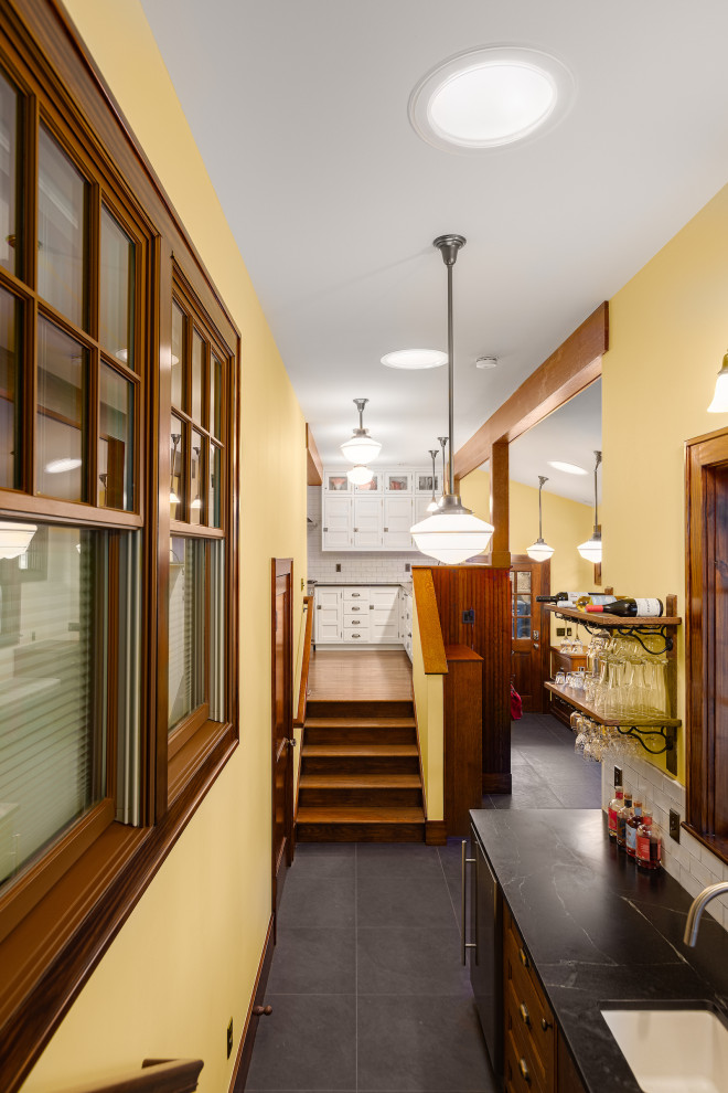 Idéer för vintage entréer, med gula väggar, klinkergolv i keramik och svart golv