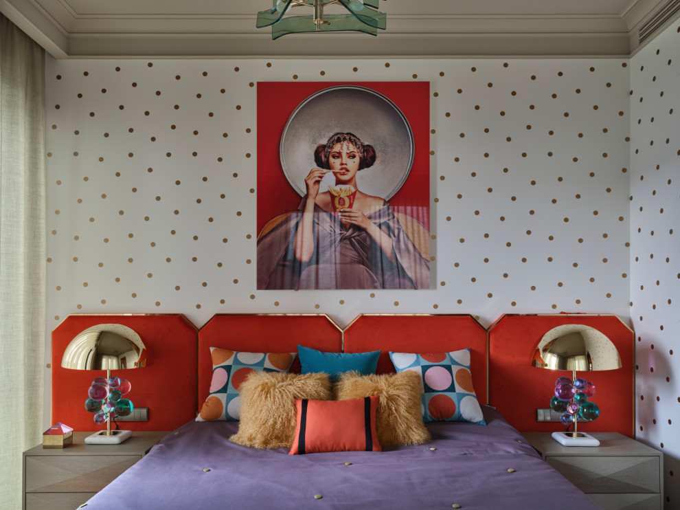 Стильный дизайн: огромная спальня в стиле фьюжн с разноцветными стенами и обоями на стенах - последний тренд