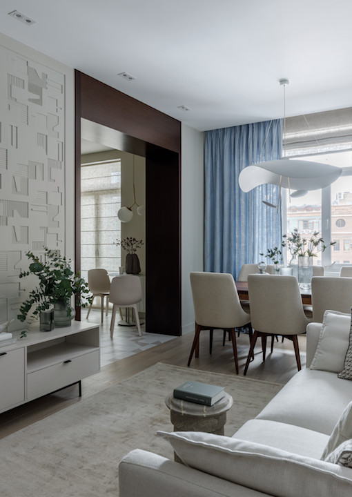 Идея дизайна: парадная, открытая, серо-белая гостиная комната в современном стиле с бежевыми стенами, паркетным полом среднего тона, панелями на части стены и синими шторами без камина, телевизора