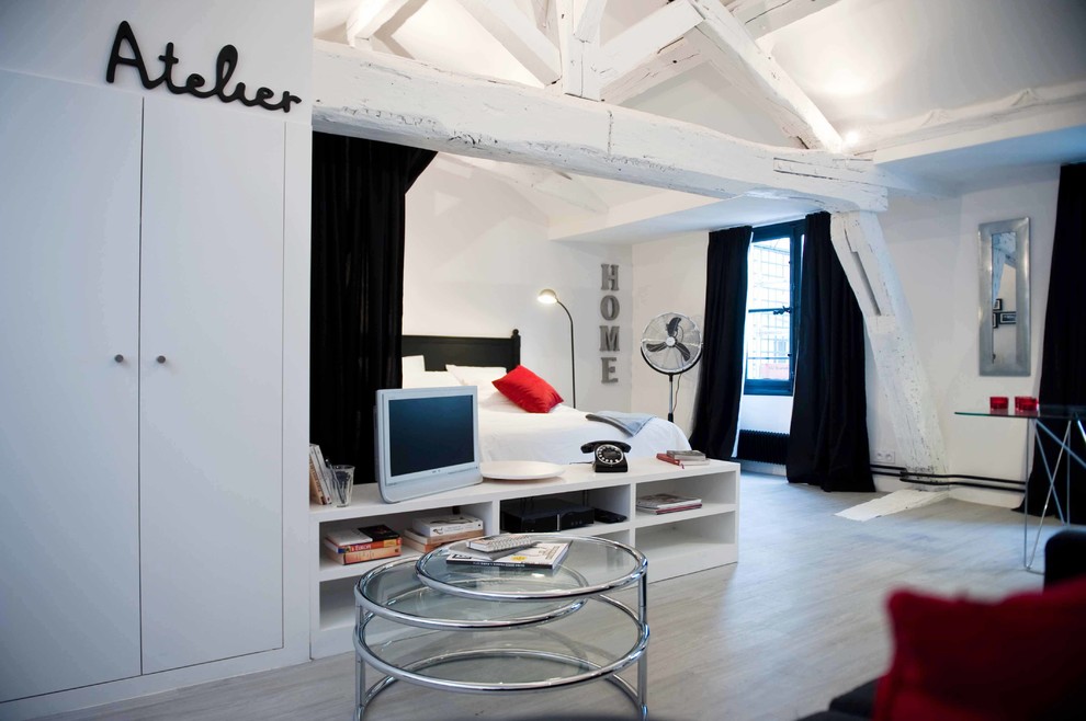 This is an example of an industrial family room in Paris.