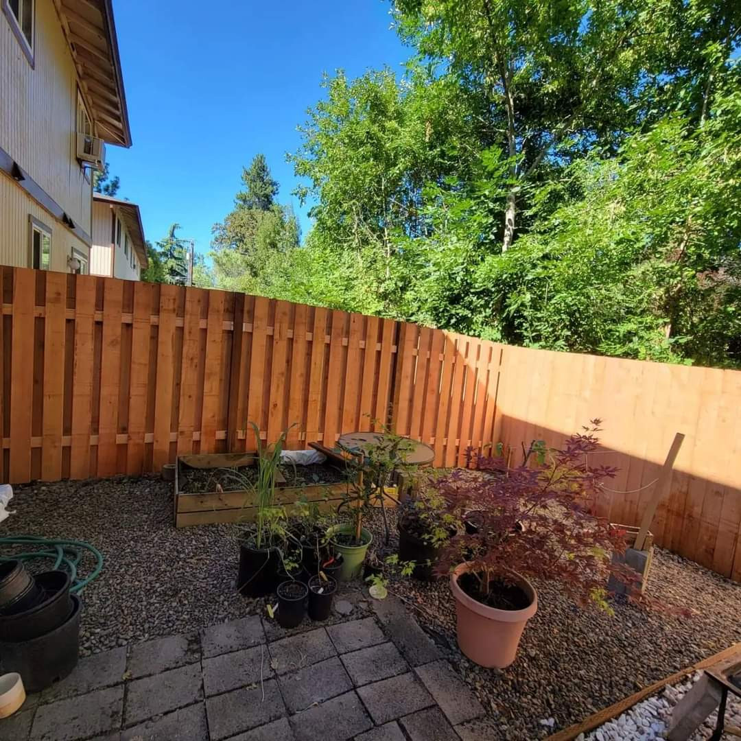 Good neighbor fence with no cap