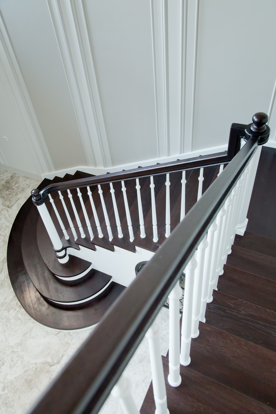 Отделка бетонного основания дубом