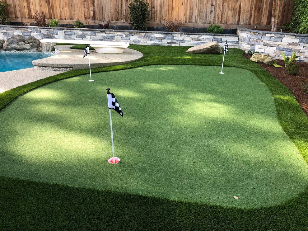 Inspiration for a mid-sized transitional shade backyard outdoor basketball/tennis/multi-game court.