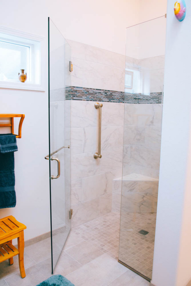 Exempel på ett mellanstort klassiskt grå grått en-suite badrum, med en kantlös dusch, en toalettstol med separat cisternkåpa, flerfärgad kakel, glasskiva, vita väggar, ett undermonterad handfat, bänkskiva i kvarts och dusch med gångjärnsdörr