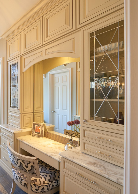 Huge elegant home design photo in St Louis