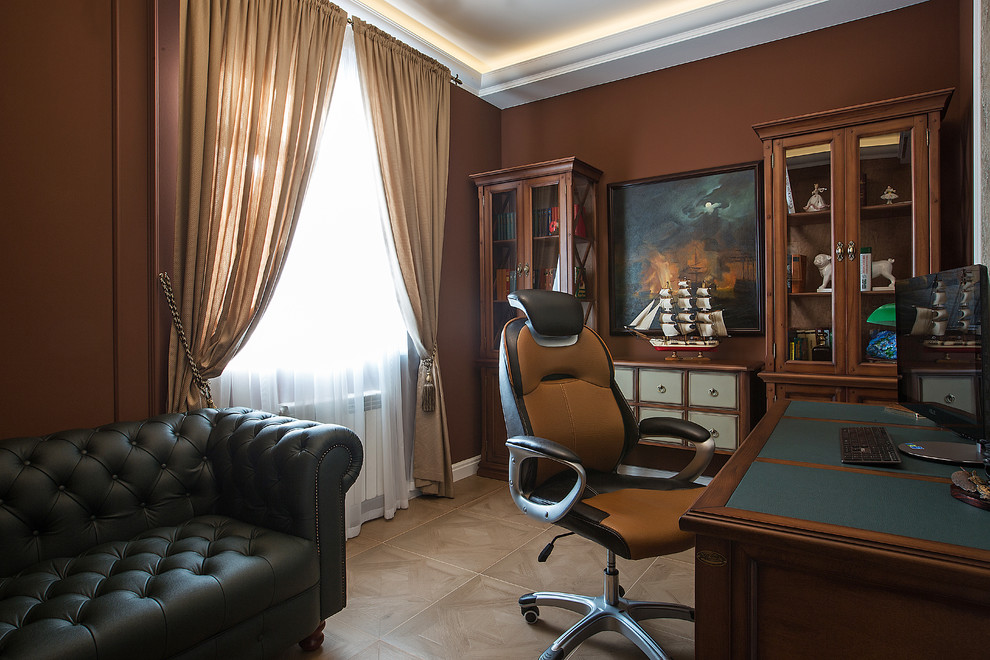 Traditional home office in Yekaterinburg.