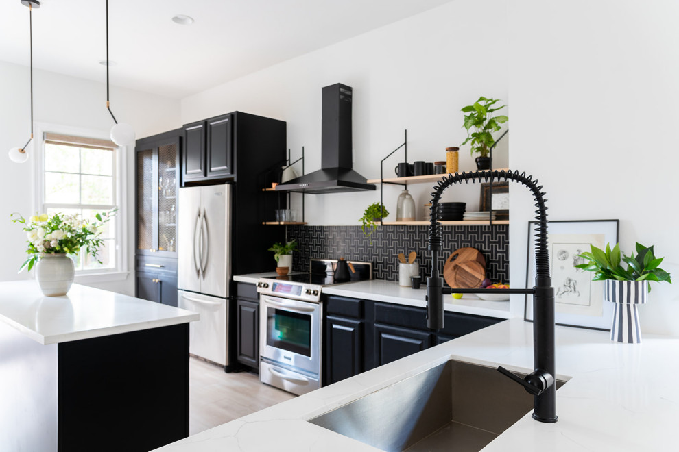 Diseño de cocina moderna con fregadero bajoencimera, electrodomésticos negros, suelo gris y encimeras blancas