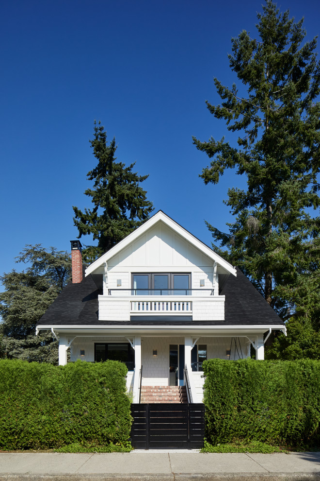 Exemple d'une façade de maison blanche éclectique en planches et couvre-joints de taille moyenne et à deux étages et plus avec un revêtement mixte, un toit à deux pans, un toit en shingle et un toit noir.