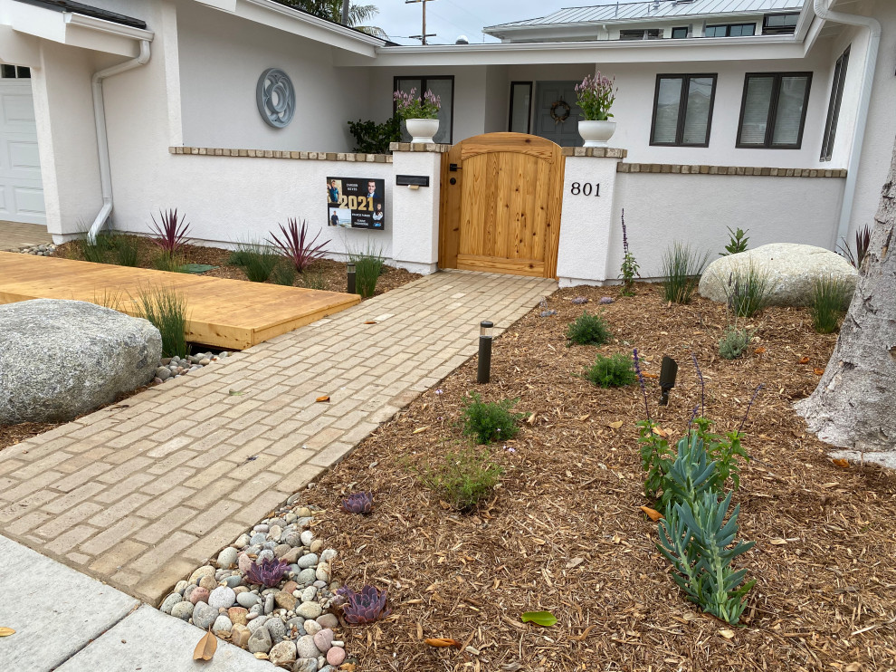 Ispirazione per un grande giardino xeriscape minimalista esposto in pieno sole davanti casa in estate con un ingresso o sentiero e pavimentazioni in mattoni