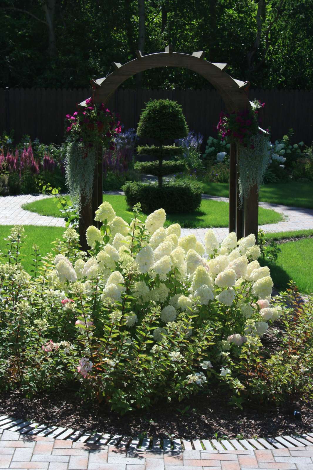 Дизайн участка с уклоном более 7 м.