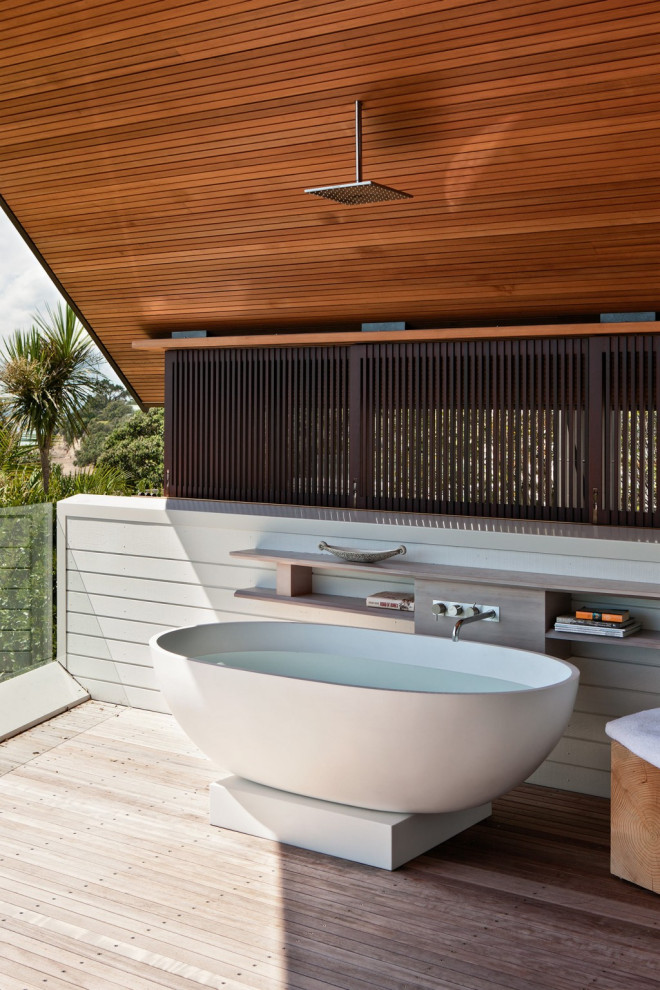 Immagine di una stanza da bagno tropicale con vasca freestanding