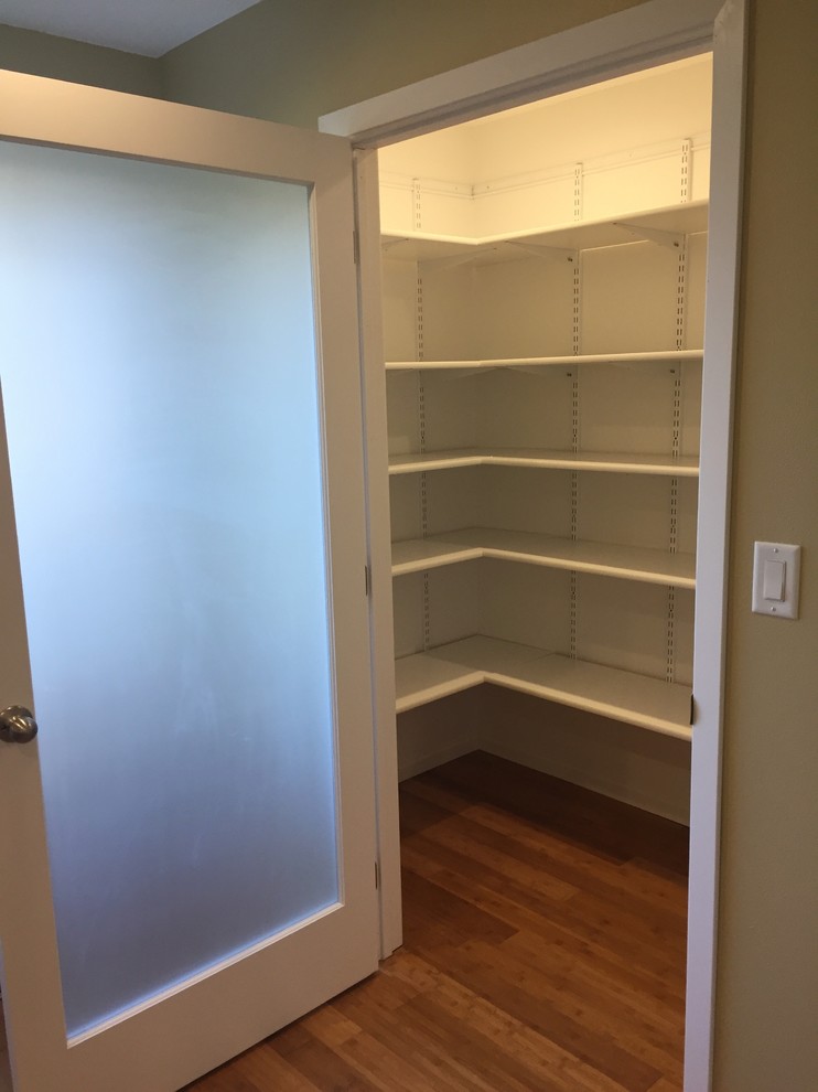 Mid-sized transitional home design photo