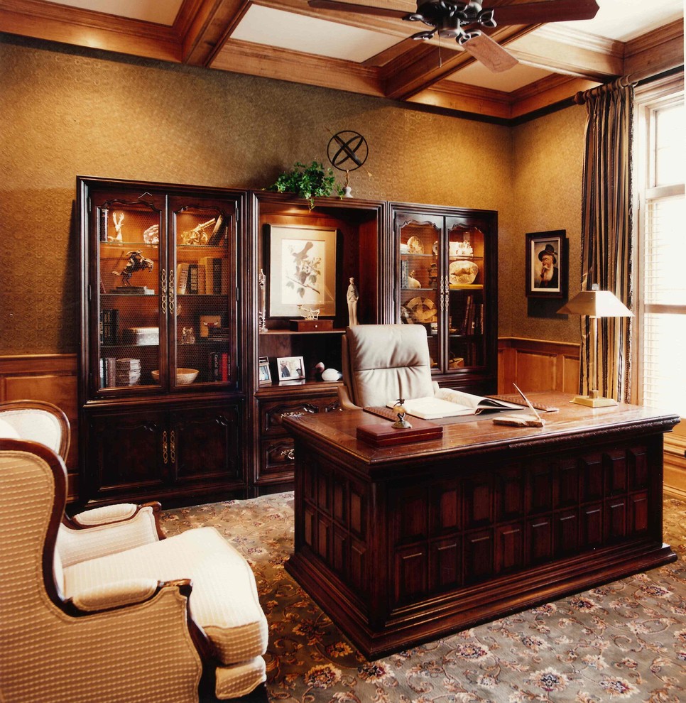 Traditional home office in Chicago.