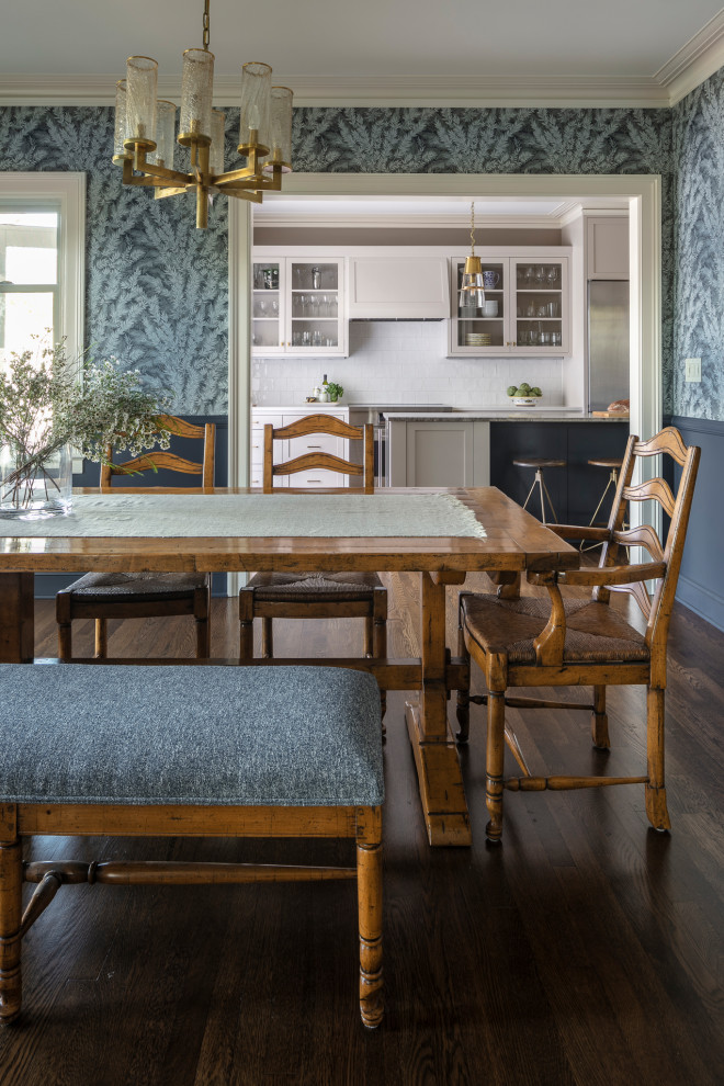 Свежая идея для дизайна: отдельная столовая среднего размера в стиле неоклассика (современная классика) с синими стенами, паркетным полом среднего тона, коричневым полом и обоями на стенах - отличное фото интерьера