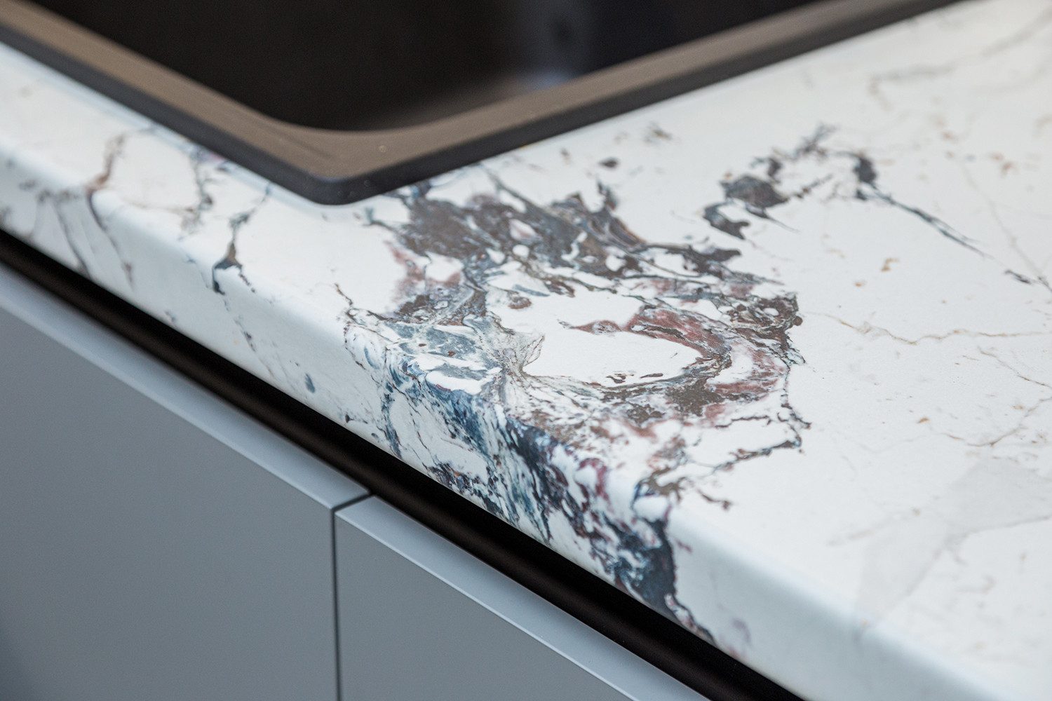 Матовая кухня с серыми и розовыми фасадами