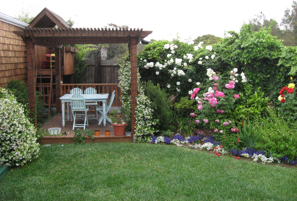 Kleiner Rustikaler Garten hinter dem Haus mit direkter Sonneneinstrahlung in Los Angeles