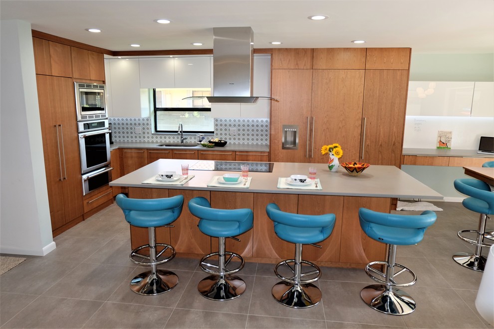Design ideas for a midcentury kitchen in Miami.