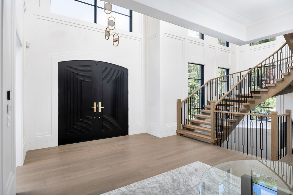 Example of a transitional entryway design in Toronto