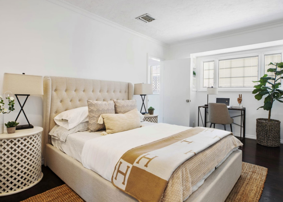 Mittelgroßes Klassisches Hauptschlafzimmer mit weißer Wandfarbe, dunklem Holzboden und braunem Boden in Los Angeles