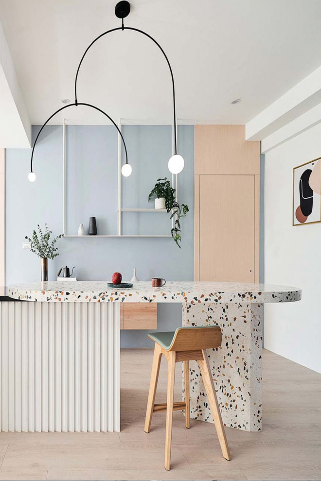 Foto di una cucina di medie dimensioni con ante lisce, ante bianche, top alla veneziana, pavimento con piastrelle in ceramica, pavimento beige e top bianco