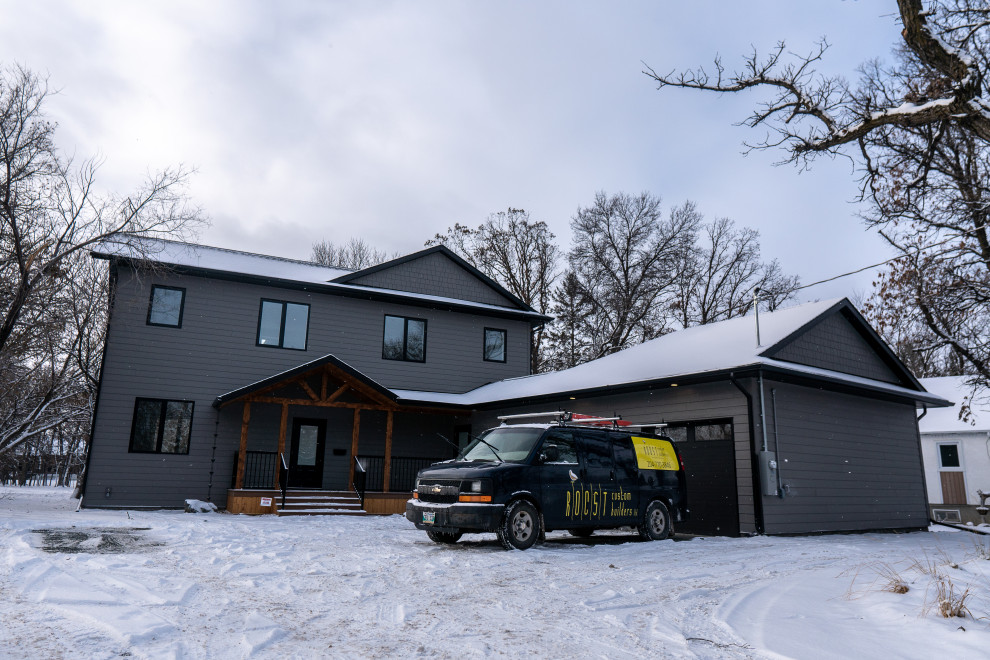 Inspiration for a mid-sized transitional home design remodel