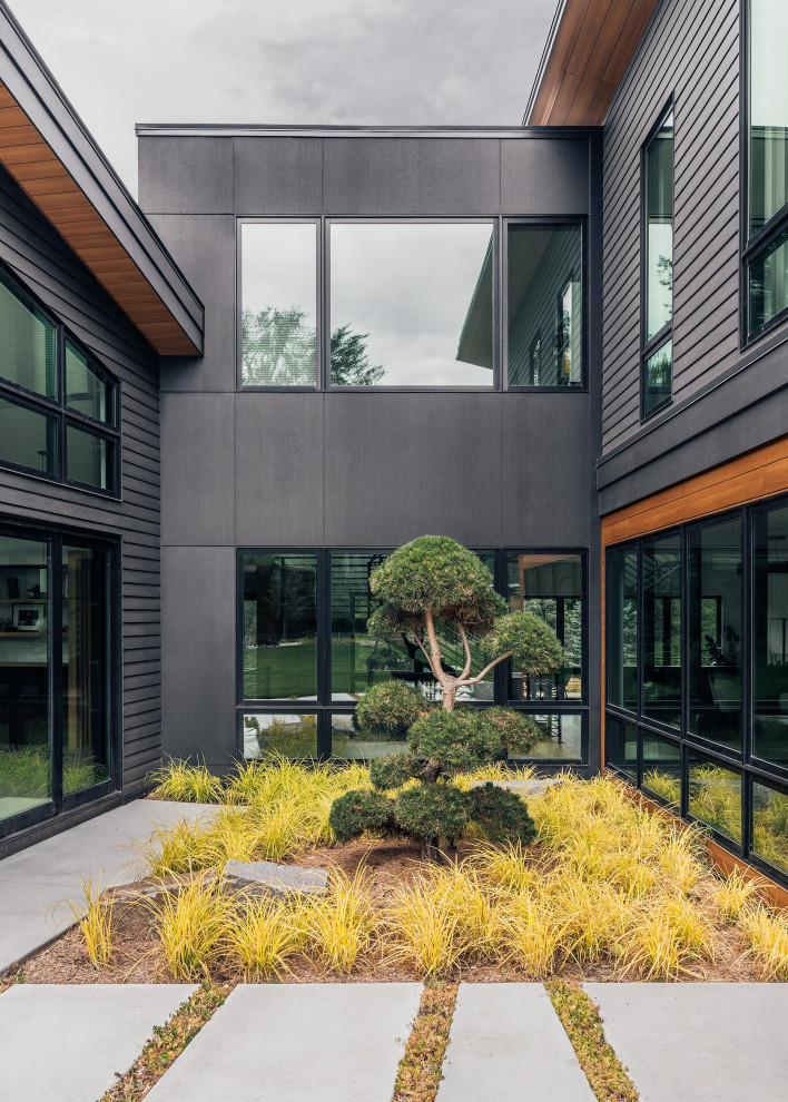 Idee per un grande giardino moderno esposto a mezz'ombra dietro casa in autunno con pavimentazioni in cemento