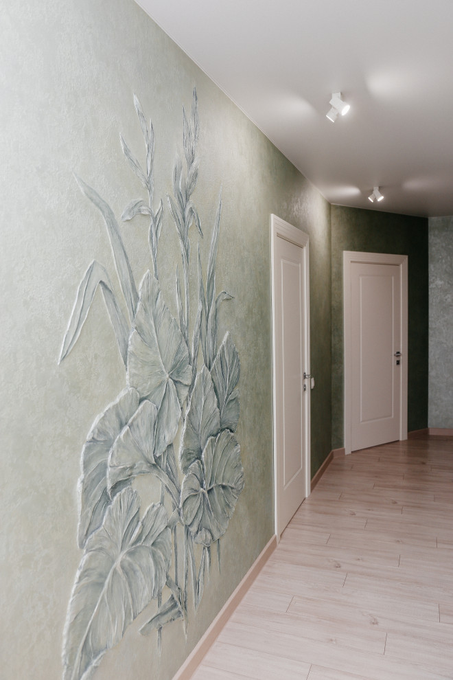 Immagine di un ingresso o corridoio design di medie dimensioni con pareti verdi, parquet chiaro e pavimento beige