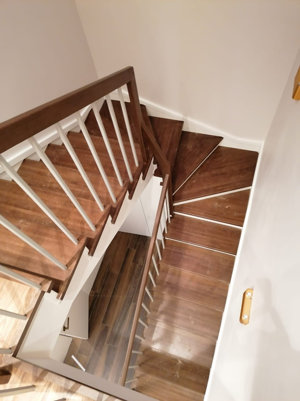 три лестницы  с металлическим ограждением