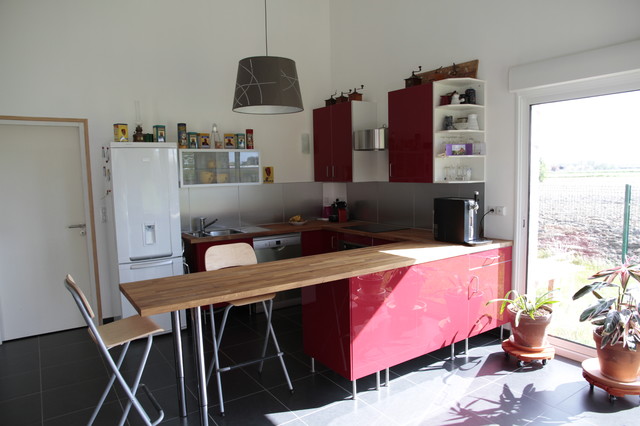 Une maison de brique dans le Nord-pas-de-calais traditional-kitchen