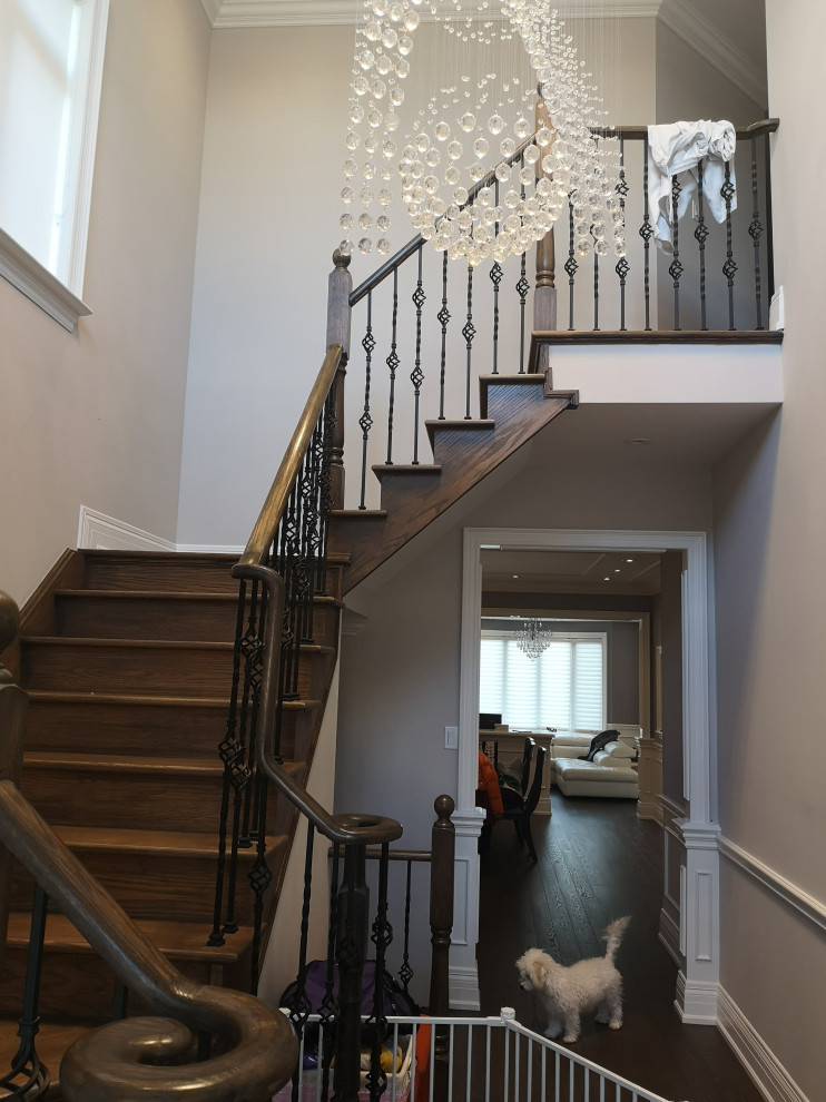 Mittelgroße Moderne Treppe in L-Form mit Holz-Setzstufen und Wandpaneelen in Toronto
