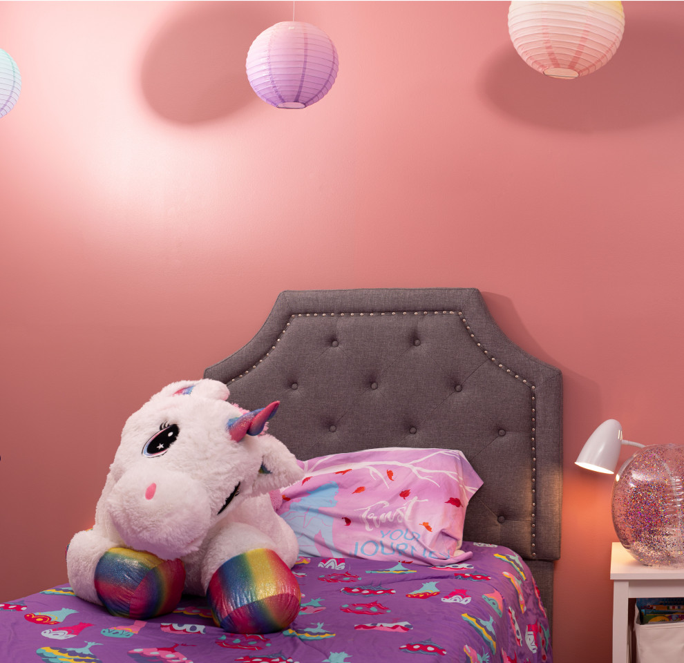 Стильный дизайн: маленькая спальня с розовыми стенами для на участке и в саду - последний тренд