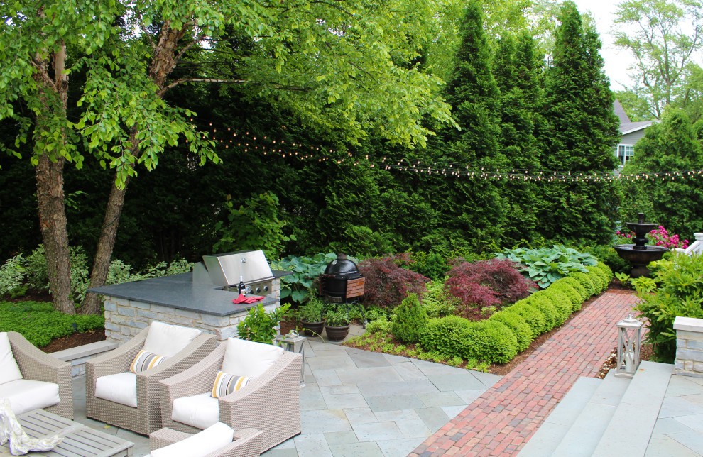 Example of a transitional home design design in Chicago