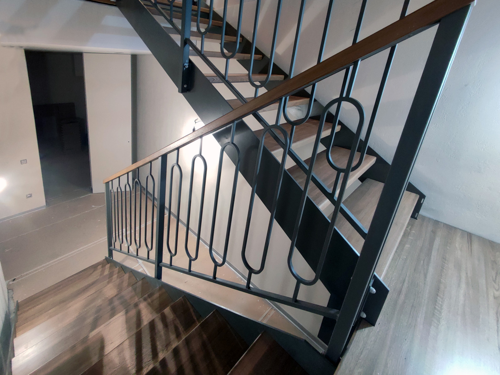 Лестница открытого типа с дубовыми ступенями