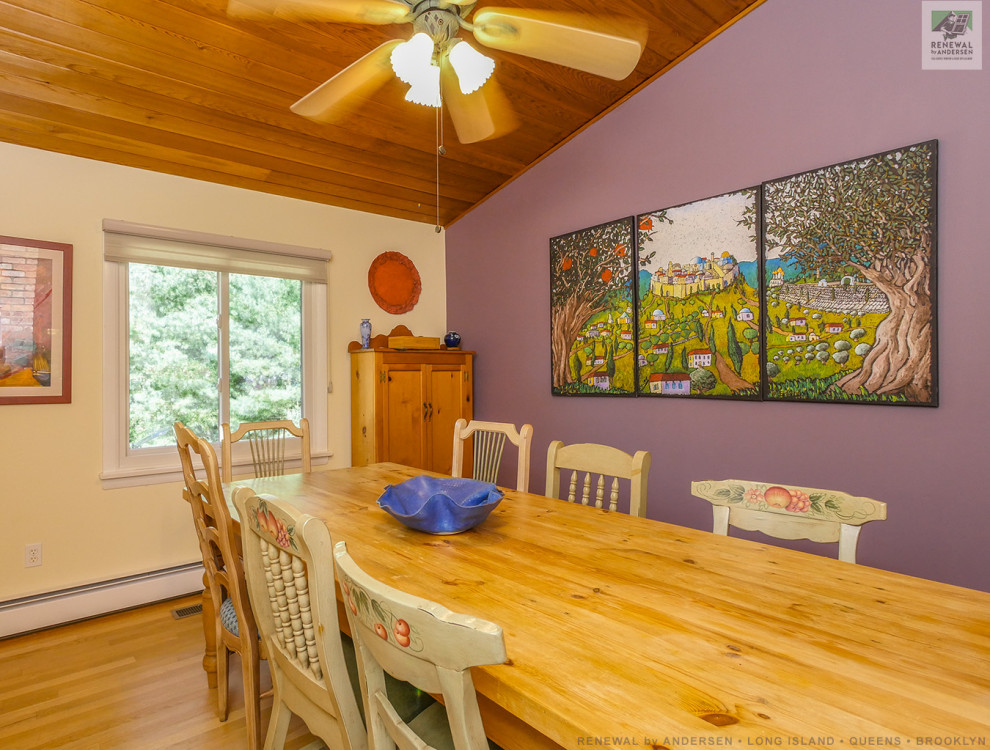 Cette image montre une salle à manger fermée et de taille moyenne avec un mur multicolore, parquet clair, aucune cheminée, un sol beige et un plafond en lambris de bois.